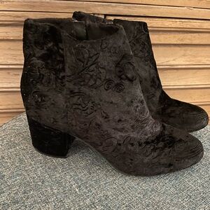 SO black velvet ankle boots